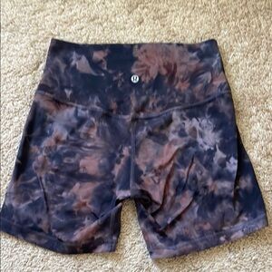 Lululemon size 6 diamond dye align shorts